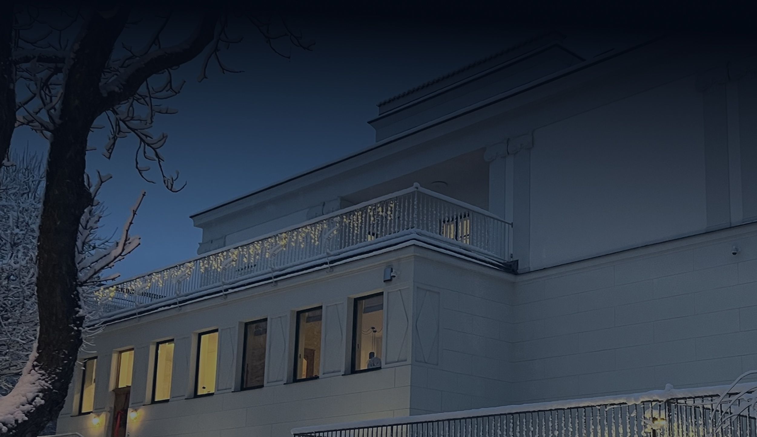 Villa Graßberger in Wien bei Abenddämmerung im Winter - Außenansicht